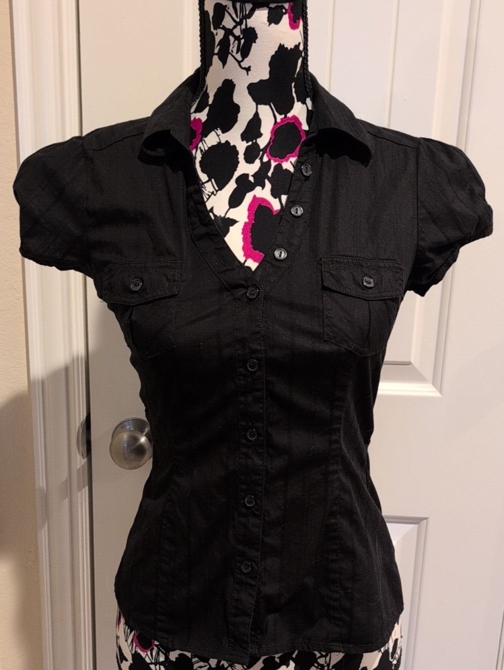 A. Byer Black Short-Sleeve Button-Front Shirt